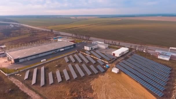 田舎に置かれたソーラーバッテリー エネルギーを生産するための小さなグリーン発電所 バックドロップの農地 — ストック動画