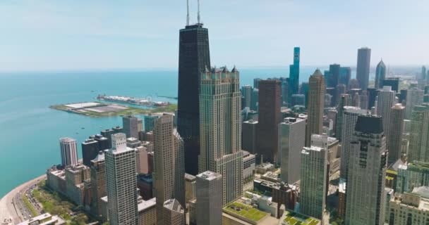 密歇根湖畔耸立着美丽的芝加哥摩天大楼 蓝水蓝天背景下的建筑物的空中景观 — 图库视频影像