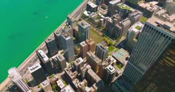 Видовищні Хмарочоси Багатоповерхові Будівлі Міста Чикаго Зайнята Автомагістраль Проходить Через — стокове відео