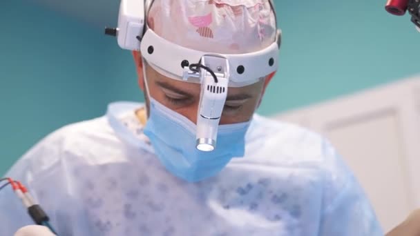 Der Chirurg Mittleren Alters Mit Mütze Maske Und Brille Blickt — Stockvideo