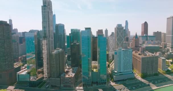Ουρανοξύστες Του Σικάγο Στην Προκυμαία Της Λίμνης Μίσιγκαν Γαλάζια Νερά — Αρχείο Βίντεο