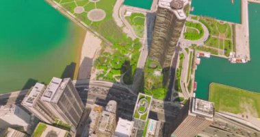 Chicago şehrinin yeşil bölgeleri ve gökdelenleri. Bir sürü araba geçen yoğun bir otoyol. Gölün deniz yeşili suyu. Kuş bakışı.