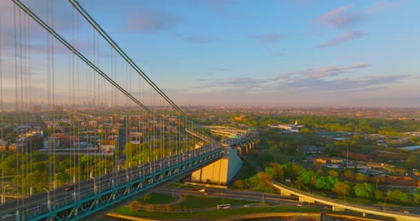 ブロンクスにつながる忙しい交通で橋 太陽を照らした街の緑の部分 トップビュー — ストック動画