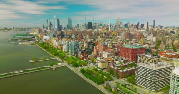 화창한 날씨에 뉴욕의 다채로운 건축물 강변의 아름다운 배경에 마천루 — 비디오