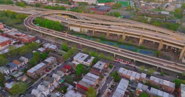 뉴욕의 수많은 주차장 자동차가 움직이는 복잡한 시스템 — 비디오