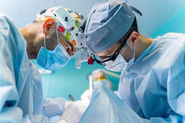 Operasyon ekipmanları. Ekip halinde çalışan cerrahi uzmanları.