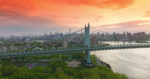Magnífica Ponte Azul Claro Com Transporte Movimento Nova York Skyline — Vídeo de Stock