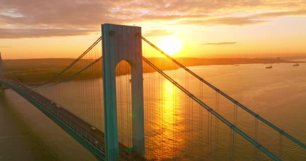 灿烂的太阳反射在东河上 美丽的布朗克斯 惠特克桥挡住了城市的落日 — 图库视频影像