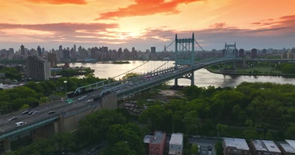 Чудовий Міст Єднує Зелені Береги Річки Зайнятий Рух Вздовж Мосту — стокове відео
