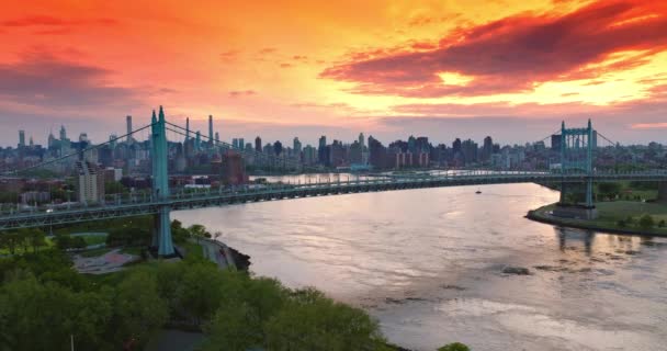 ニューヨークの太陽の夕暮れで驚くべき明るい火の空 ロバート ケネディ ブリッジ — ストック動画