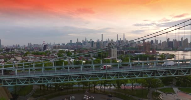 Automobily Jedoucí Rychle Velkém Mostě Krásná Newyorská Architektura Pozadí — Stock video
