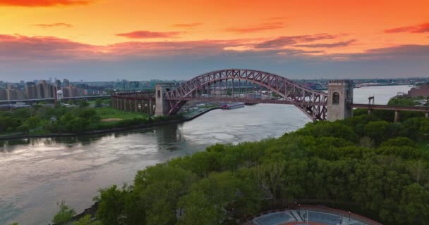 Hell Gate Bridge Verbindet Zwei Grüne Ufer Malerische Struktur Vor — Stockvideo