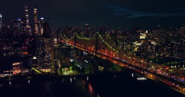 Великолепный Мост Эда Квинсборо Зеленой Оранжевой Подсветкой Небоскрёбы Манхэттена Фоне — стоковое видео