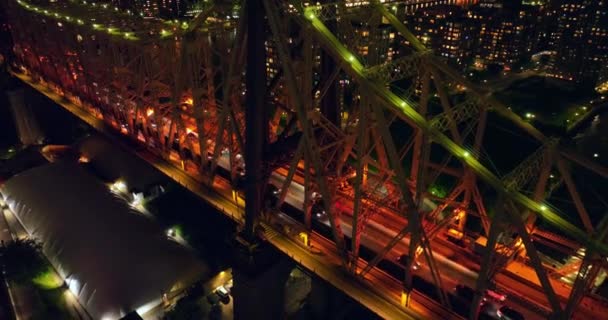 Oranje Groen Achtergrondlicht Bij Queensboro Bridge Talrijke Auto Rijden Nachts — Stockvideo