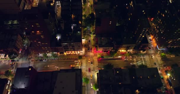 Gece Vakti Bir Sürü Arabalı Kavşak New York Şehir Trafiğine — Stok video