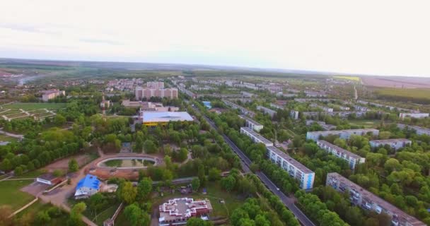 Vlieg Stad Met Prachtige Groene Woonwijken Stadspark Met Kunstmatige Vijver — Stockvideo