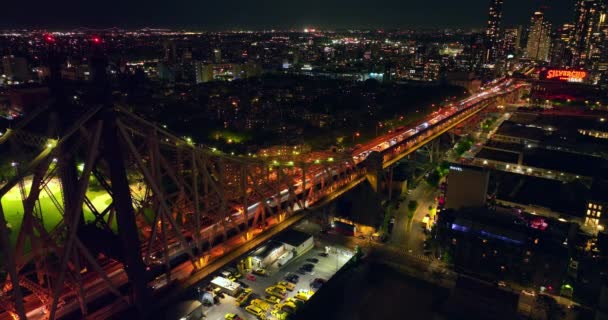 Dobře Osvětlený Most Queensboro Nesoucí Silnici Která Vede Silvercup Studios — Stock video