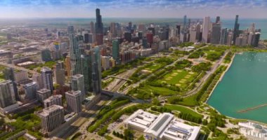 Güzel gökdelenlerle çevrili kocaman yeşil bir park. Chicago şehrinin muhteşem manzarasına hava perspektifi.