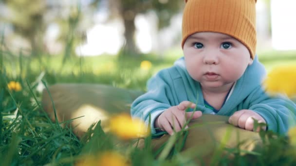 Милый Милый Мальчик Оранжевой Кепке Лежит Подушке Природе Очаровательный Ребенок — стоковое видео
