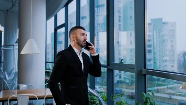 Seriöser Mann Anzug Hält Telefon Ohr Geschäftsmann Telefoniert Mit Blick — Stockvideo