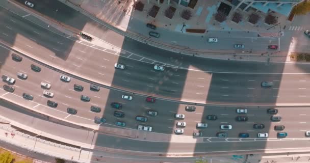 시카고의 도로에서 빠르고 빌딩과 사이의 고속도로에서 조류의 눈보기 — 비디오