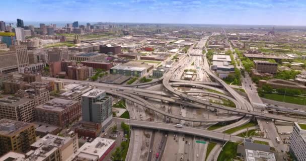 道路のループと複数の自動車が移動するジャンクション シカゴ市の建築が少ない エアリアルビュー — ストック動画
