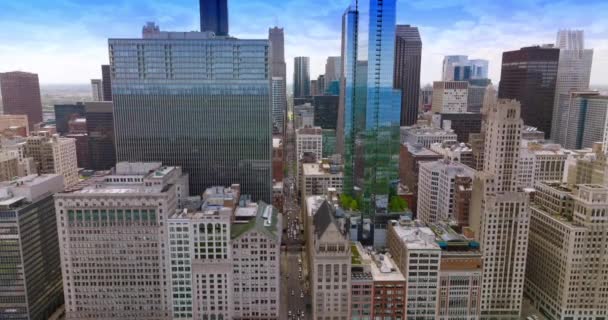 素晴らしいシカゴの素晴らしい建物 美しい街を降りるドローン映像 四半期を通過する直線道路 — ストック動画