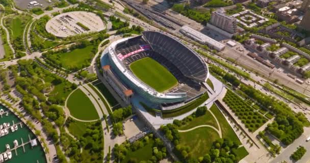 芝加哥的竞技场 以高速公路为背景的绿色公园建筑空中景观 — 图库视频影像