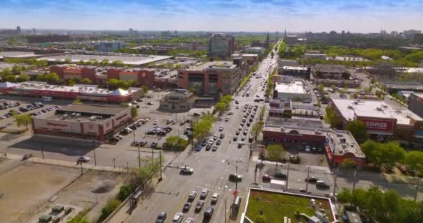 イリノイ州シカゴの忙しい道路と駐車場 昼間の晴れた街の空中視点 — ストック動画