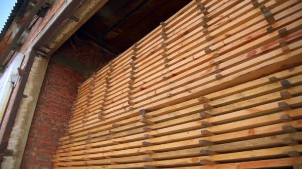 Dřevěná Prkna Navršená Skladišti Nahoru Dřevo Připravené Skladované Pro Moderní — Stock video