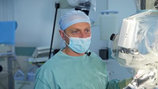 Dospělý Bělošský Lékař Lékařských Šatech Masce Stojí Blízkosti Vybavení Chirurg — Stock video