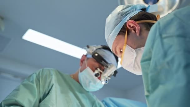 Cirujanos Masculinos Con Máscaras Conduciendo Operación Los Médicos Colaboran Realizando — Vídeo de stock