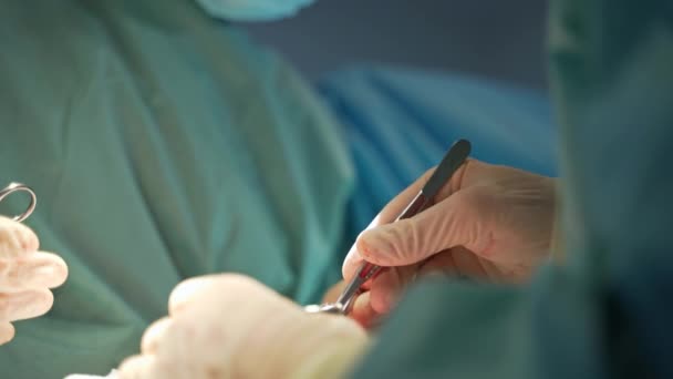 Ruce Rukavicích Jednoho Lékaře Používají Kleště Při Operaci Druhý Chirurg — Stock video