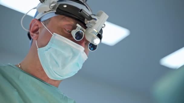 Dospělý Lékař Dalekohledem Přístrojích Při Operaci Portrét Chirurga Masce Mluvícího — Stock video