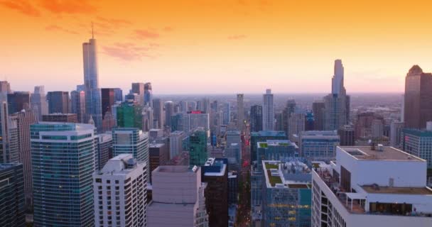 Leť Nad Velkými Mrakodrapy Majestátního Chicaga Mezi Impozantními Budovami Metropole — Stock video