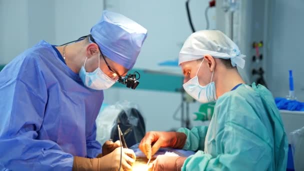 Operationsexperten Wenden Während Der Operation Verschiedene Werkzeuge Ärzte Führen Neurochirurgie — Stockvideo