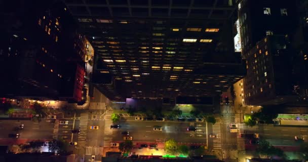 Letět Nad Dobře Osvětlenými Ulicemi New Yorku Rušným Provozem Noci — Stock video
