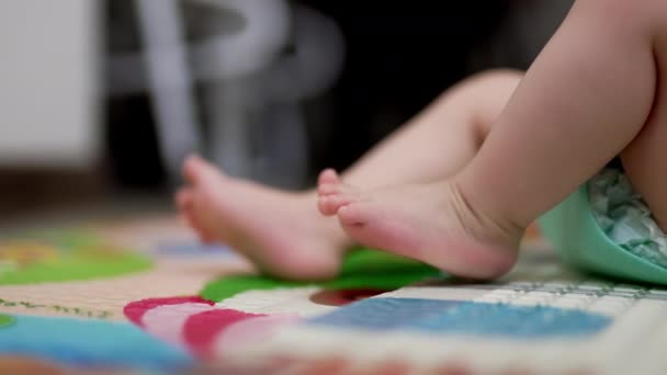 아이는 무릎에 구부러진 누워있다 천천히 움직이는 닫습니다 — 비디오