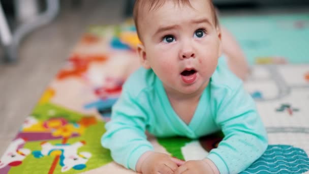 Υπέροχο Μωρό Βρίσκεται Στην Κοιλιά Κοιτάζοντας Προς Πάνω Συγκεντρωμένο Παιδί — Αρχείο Βίντεο