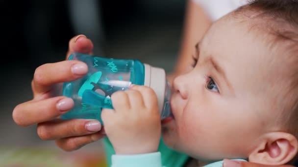 Precioso Niño Caucásico Bebiendo Agua Una Botella Sonriendo Mano Mamá — Vídeo de stock