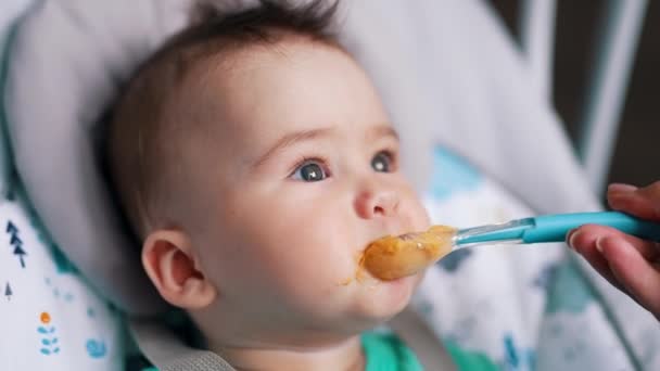 Copil Frumos Mâncând Terci Din Lingură Copilul Adorabil Își Scoate — Videoclip de stoc