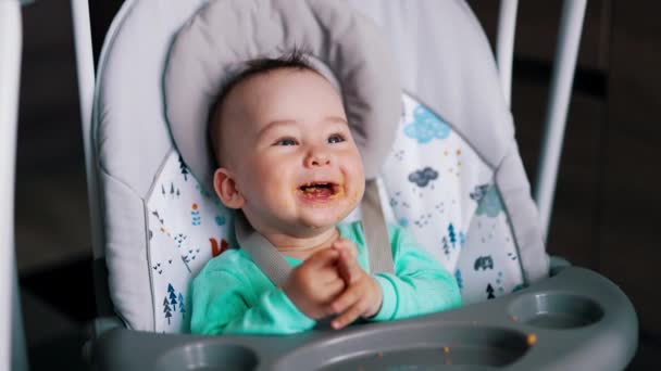 Gelukkige Baby Tijdens Het Voeden Kind Lacht Zwaait Handen Vrolijk — Stockvideo