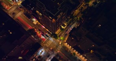 Hiç uyumayan metropol trafiği. Arabalar kavşakta hızla ilerliyorlar. Kuş bakışı..