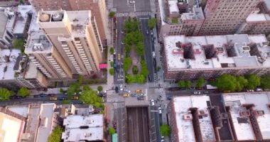 New York bölgesinde çeşitli binalar var. Kalabalık caddeler ve bir sürü araba geçiyor. Hava perspektifi.