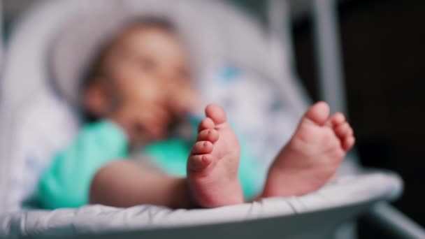 Güzel Minik Bebek Ayakları Kapatın Sallanan Sandalyede Huzur Içinde Oturan — Stok video