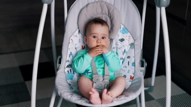 Schöne Friedliche Kind Sitzt Und Schaukelt Ein Einem Babystuhl Kleinkind — Stockvideo