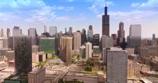 伊利诺伊州芝加哥的多层大楼和摩天大楼 繁忙的城市 白天交通繁忙 — 图库视频影像