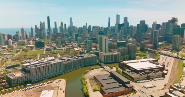 イリノイ州シカゴの四半期に緑の水が流れている川 晴れた晴れた日の街パノラマ バックドロップの超高層ビル — ストック動画