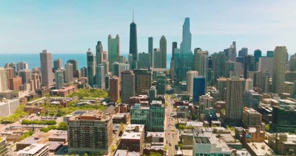 Długa Ulica Chicago Ruchliwym Ruchem Przechodzącym Przez Drapacze Chmur Niesamowita — Wideo stockowe