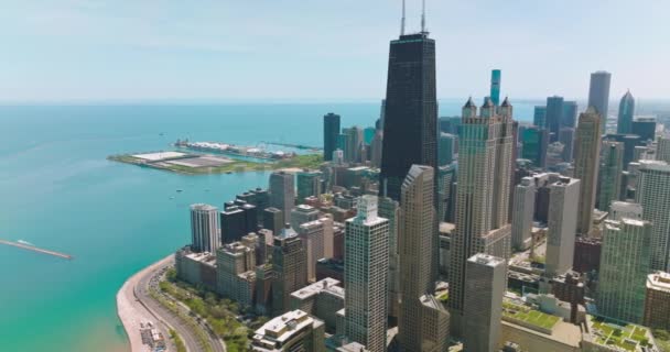 晴れた日のイリノイ州シカゴの豪華な高層ビル ミシガン湖の青い水の背景にある美しい建築 — ストック動画